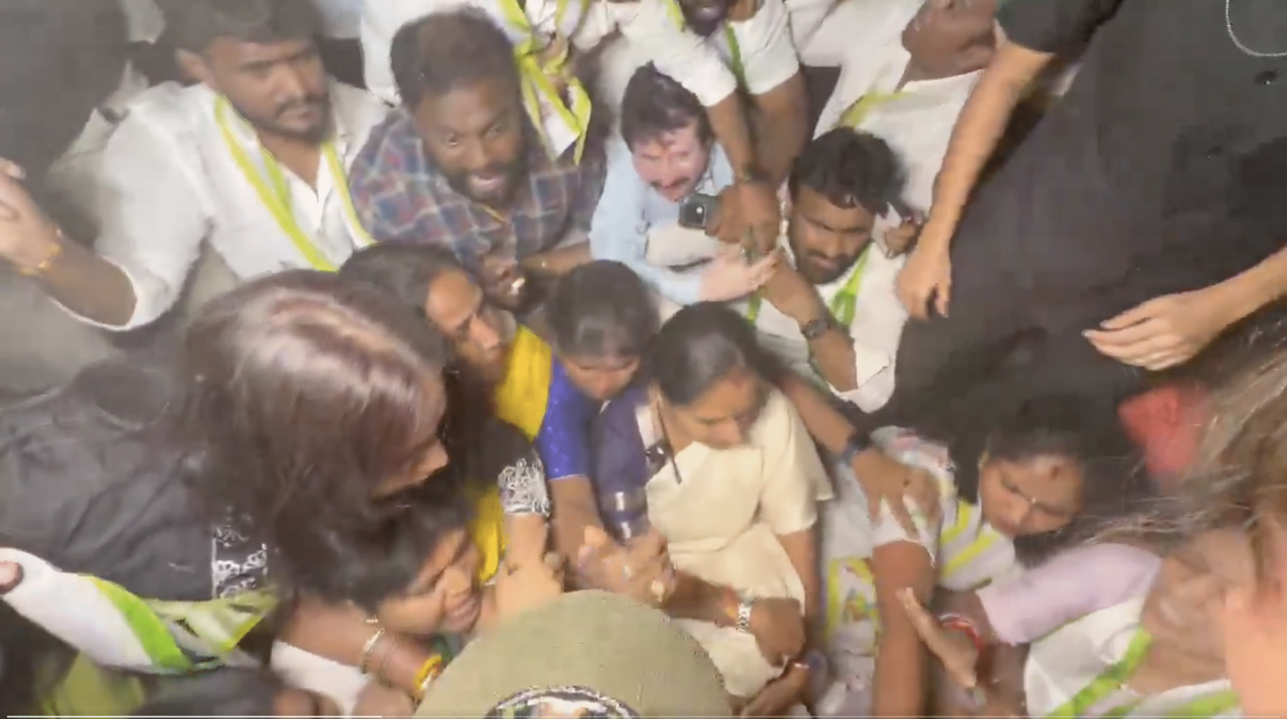 Narsingi: ధర్నాకు దిగిన కవితను అదుపులోకి తీసుకున్న పోలీసులు Narsingi: ధర్నాకు దిగిన కవితను అదుపులోకి తీసుకున్న పోలీసులు